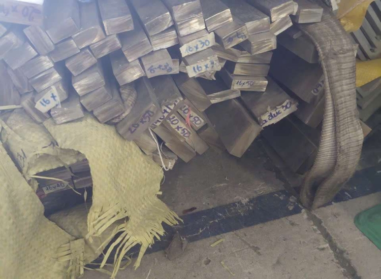 THANH LA ĐÚC 304 SỌC XƯỚC : 40 x 10 x 6000MM/HL- Stainless Steel Flat Bar