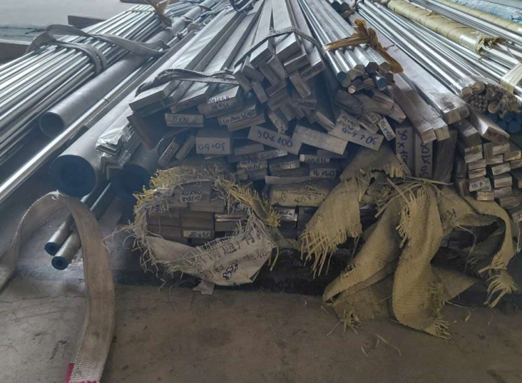 THANH LA ĐÚC 304 SỌC XƯỚC : 40 x 16 x 4000/6000MM/HL- LẬP LÀ INOX - Stainless Steel Bar Flat