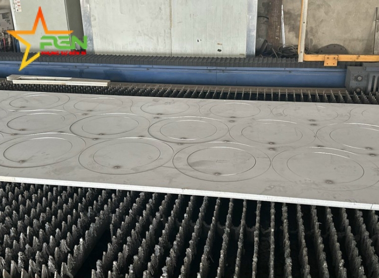 GIA CÔNG INOX CHẶT CHẤN CẮT LASER THEO YÊU CẦU