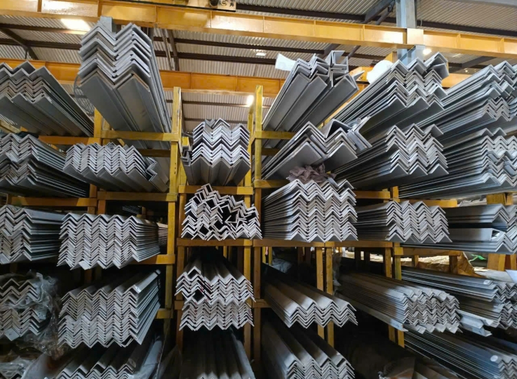 VÊ ĐÚC INOX 304/304L: 40 x 40 x 3.0 x 6 M