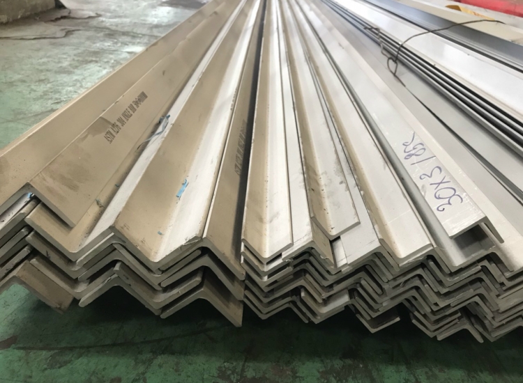 VÊ ĐÚC INOX 304: 65 x 65 x 4.0 x 6 M