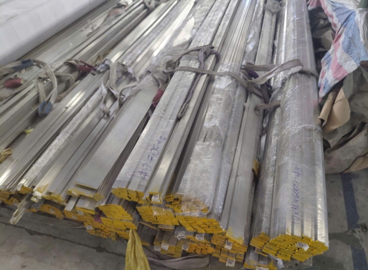 THANH LA ĐÚC 304 SỌC XƯỚC : 25 x 3.0 x 6000/HL- Stainless Steel Flat Bar