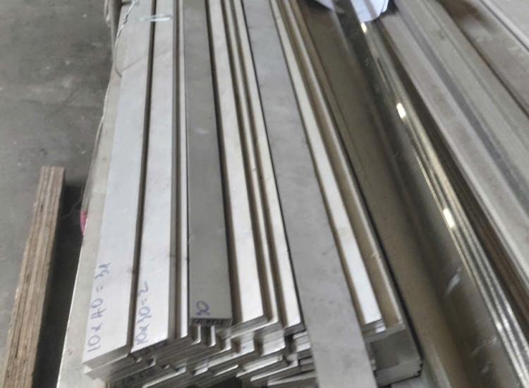 THANH LA ĐÚC 304 SỌC XƯỚC : 80 x 10 x 4000/6000MM/HL- LẬP LÀ INOX - Stainless Steel Bar Flat