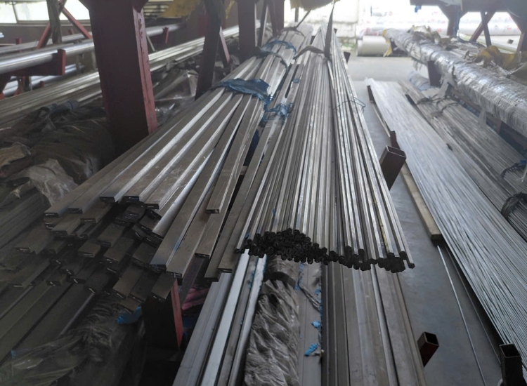 THANH LA ĐÚC 304 SỌC XƯỚC : 70 x 5.0 x 4000/6000MM/HL- LẬP LÀ INOX - Stainless Steel Bar Flat