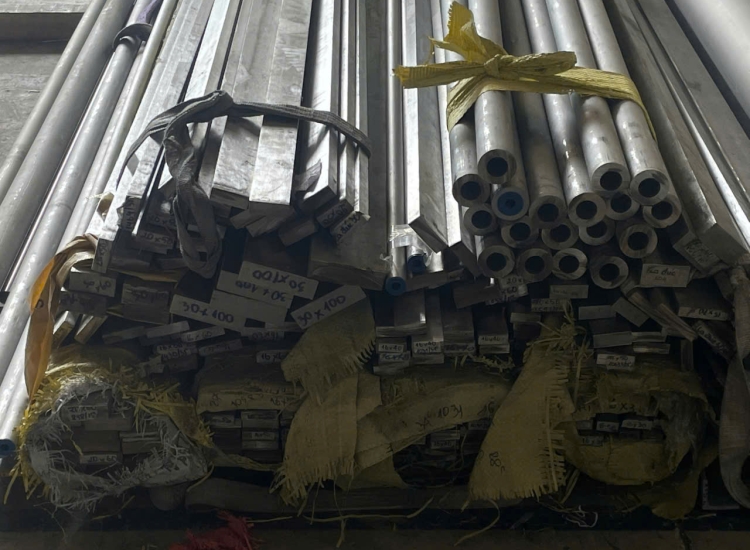 THANH LA ĐÚC 304 SỌC XƯỚC : 100 x 8.0 x 6000MM/HL- LẬP LÀ INOX - Stainless Steel Bar Flat